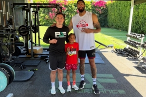 休赛期身材保持得不错！训练师晒照：今天和浓眉一起训练
